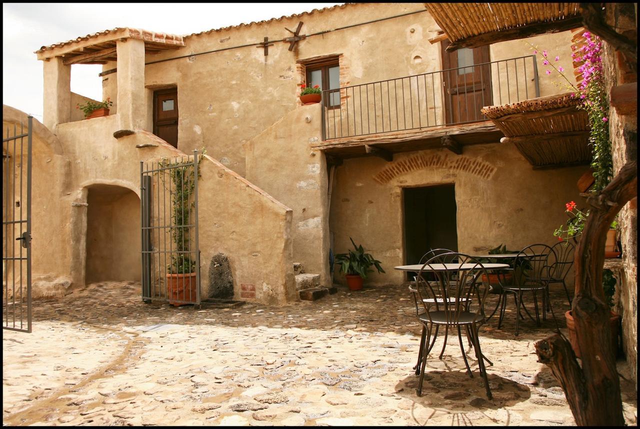 Albergo Diffuso Mannois Орозеи Экстерьер фото